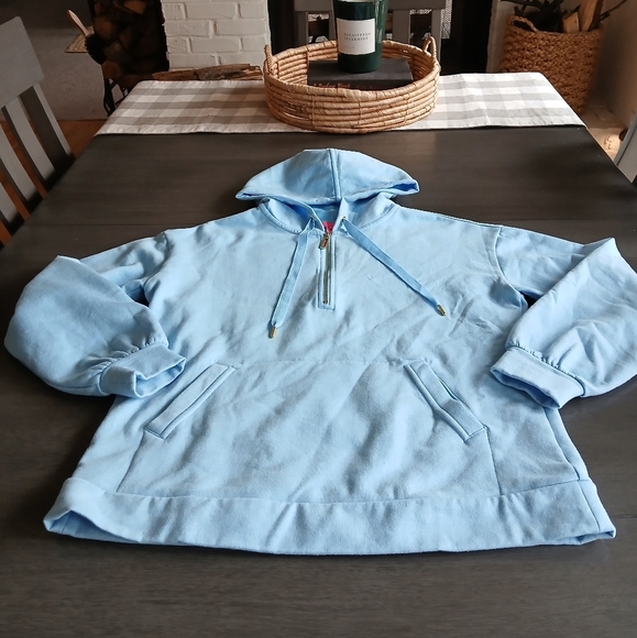 Lilly Pultizer NWOT lght Blue Hoodie with Front Pocket - Picture 1 of 3